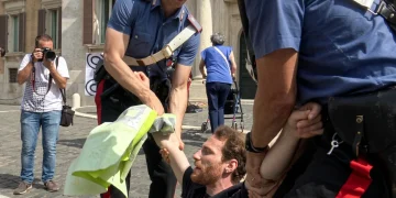 Condannati gli attivisti di Ultima Generazione, nella foto, un attivista durante una protesta a Montecitorio nel 2025
