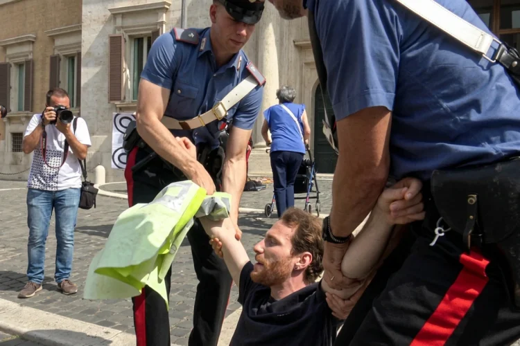 Condannati gli attivisti di Ultima Generazione, nella foto, un attivista durante una protesta a Montecitorio nel 2025