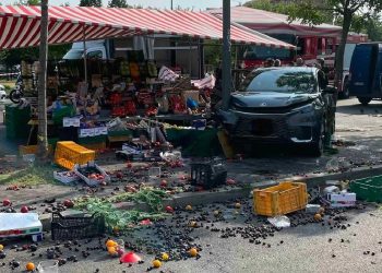 Auto si schianta contro i banchi del mercato Bonola a Milano grave un sessantenne, tre feriti