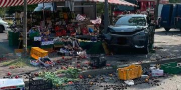 Auto si schianta contro i banchi del mercato Bonola a Milano grave un sessantenne, tre feriti