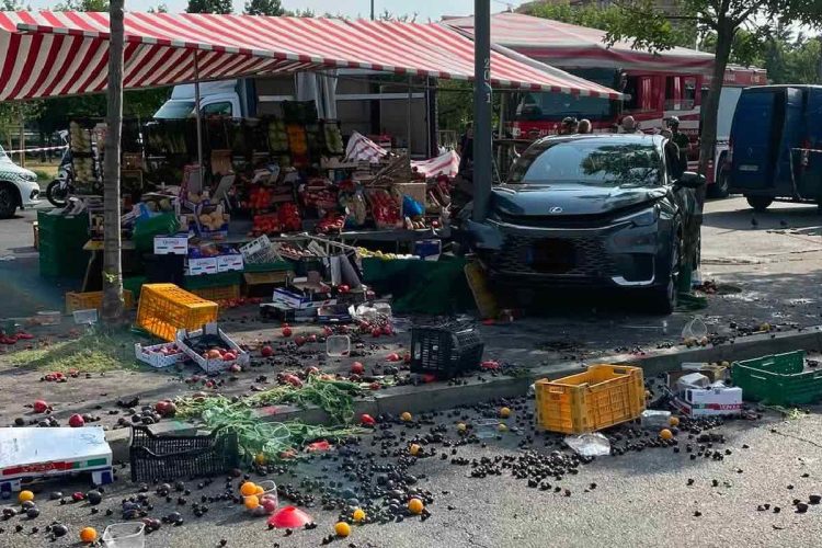 Auto si schianta contro i banchi del mercato Bonola a Milano grave un sessantenne, tre feriti