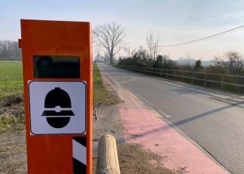 Un autovelox che monitora i limiti di velocità