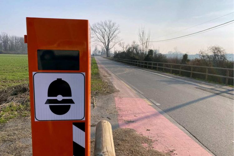 Un autovelox che monitora i limiti di velocità
