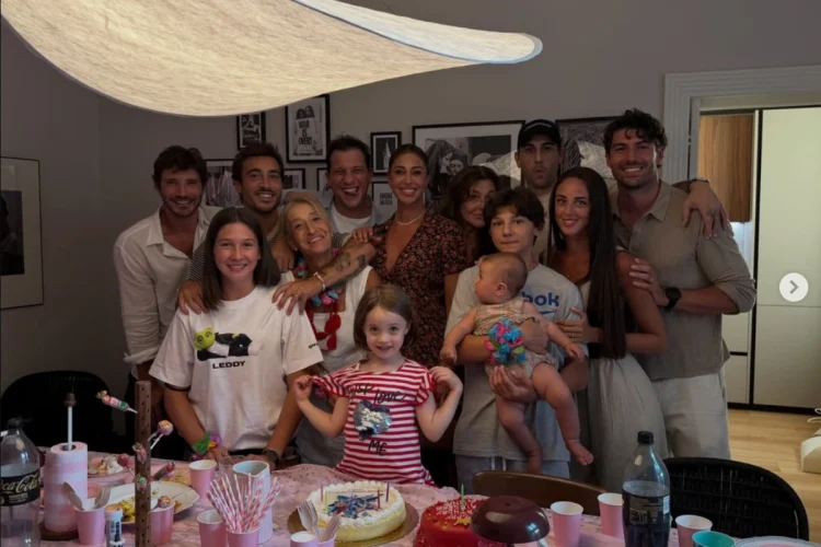 Belen Rodriguez e la foto di famiglia 13 luglio 2026 alanews.jpg
