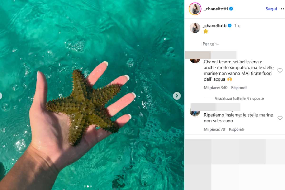 Chanel Totti con in mano una stella marina ai Caraibi