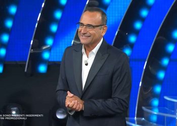 Primo piano di Carlo Conti sorridente, conduttore e direttore artistico di Tale e Quale Show su Rai 1.