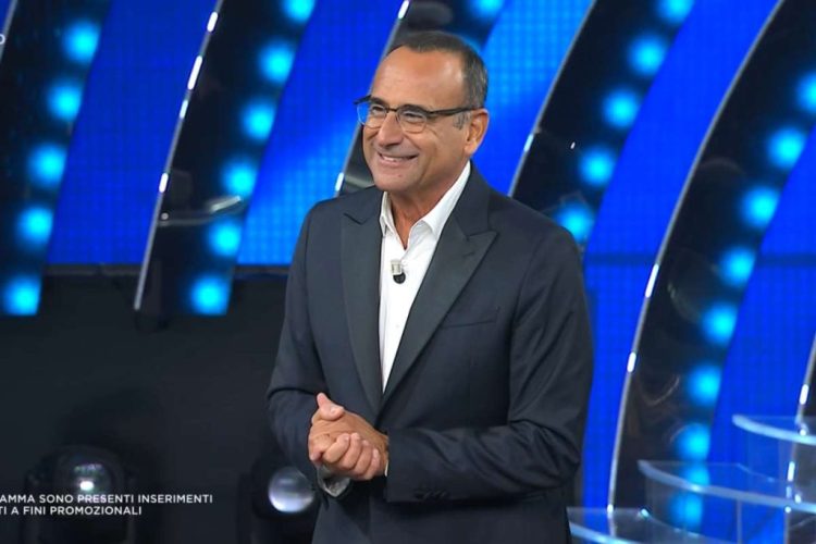 Primo piano di Carlo Conti sorridente, conduttore e direttore artistico di Tale e Quale Show su Rai 1.