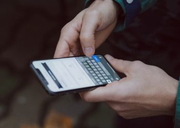 Telefono con chat. Chat control, lo stop dell'Ue alla scansione delle chat criptate per la lotta agli abusi sui minori 09 07 2026 alanews.jpg