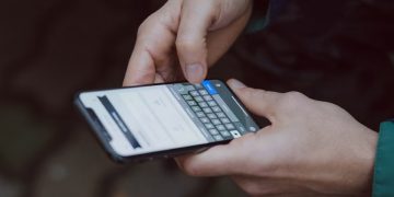 Telefono con chat. Chat control, lo stop dell'Ue alla scansione delle chat criptate per la lotta agli abusi sui minori 09 07 2026 alanews.jpg