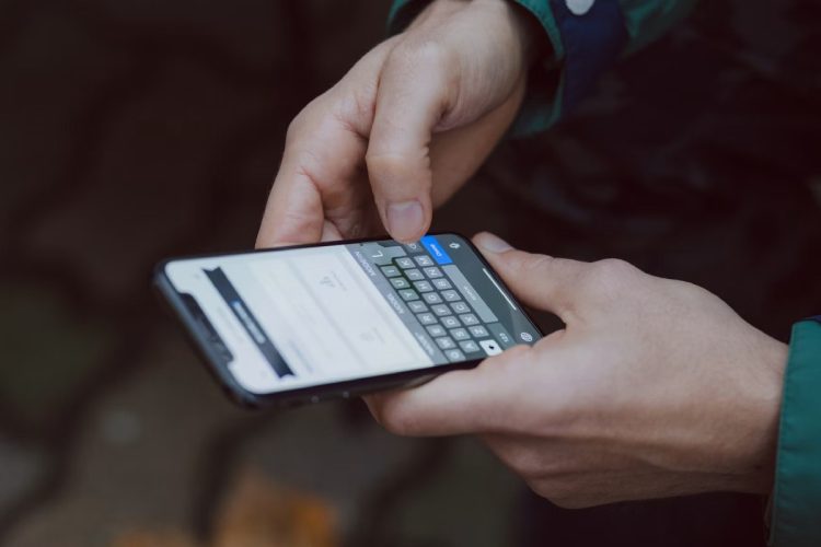 Telefono con chat. Chat control, lo stop dell'Ue alla scansione delle chat criptate per la lotta agli abusi sui minori 09 07 2026 alanews.jpg