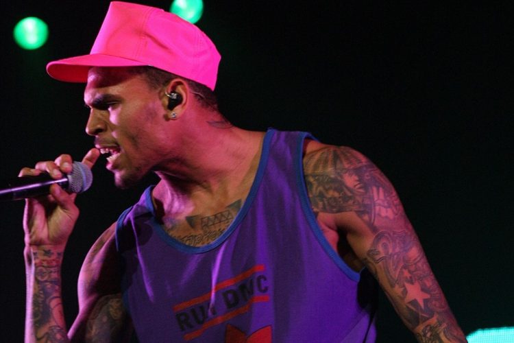 Chi è Chris Brown, il cantante tra successi mondiali e una lunga serie di vicende giudiziarie