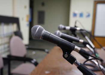 Microfoni e conferenza stampa. Comizi, propaganda e diritto d'autore: quando e perché i politici hanno usato canzoni senza il permesso degli artisti