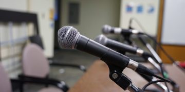 Microfoni e conferenza stampa. Comizi, propaganda e diritto d'autore: quando e perché i politici hanno usato canzoni senza il permesso degli artisti