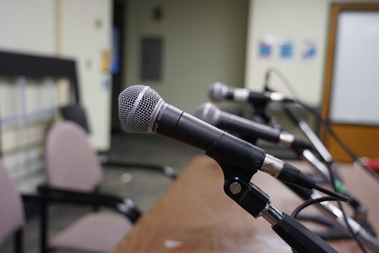 Microfoni e conferenza stampa. Comizi, propaganda e diritto d'autore: quando e perché i politici hanno usato canzoni senza il permesso degli artisti