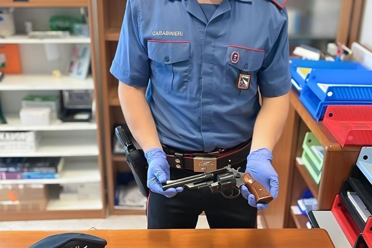 Custode spara con una revolver per fermare un furto a Crespellano: denunciato per porto d’armi scaduto