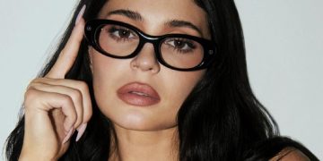 Dati, regalati, smart glasses - nella foto, Kylie Jenner mentre indossa gli Smart Glasses di Meta