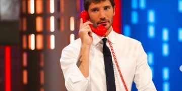 Stefano De Martino nello studio di Affari Tuoi