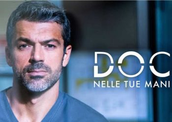 Primo piano di Luca Argentero in camice bianco nel ruolo di Andrea Fanti, protagonista del medical drama italiano "Doc - Nelle tue mani".