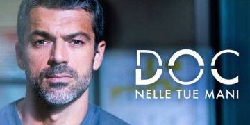 Primo piano di Luca Argentero in camice bianco nel ruolo di Andrea Fanti, protagonista del medical drama italiano "Doc - Nelle tue mani".