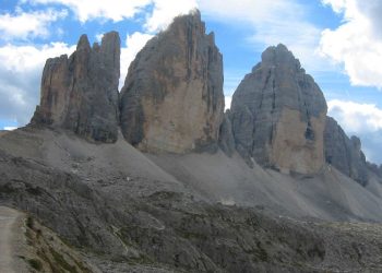 Tre Cime Di Lavaredo. Overtoursim, alle Tre Cime di Lavaredo code di 300 persone per la navetta