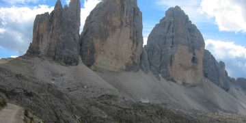 Tre Cime Di Lavaredo. Overtoursim, alle Tre Cime di Lavaredo code di 300 persone per la navetta