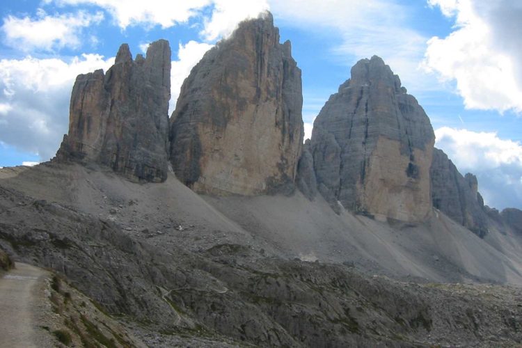 Tre Cime Di Lavaredo. Overtoursim, alle Tre Cime di Lavaredo code di 300 persone per la navetta