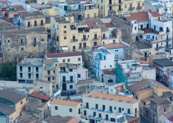 quartiere di case viste dall'altro per Emergenza abitativa in Italia