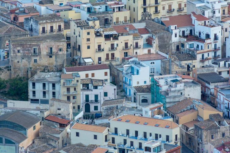 quartiere di case viste dall'altro per Emergenza abitativa in Italia