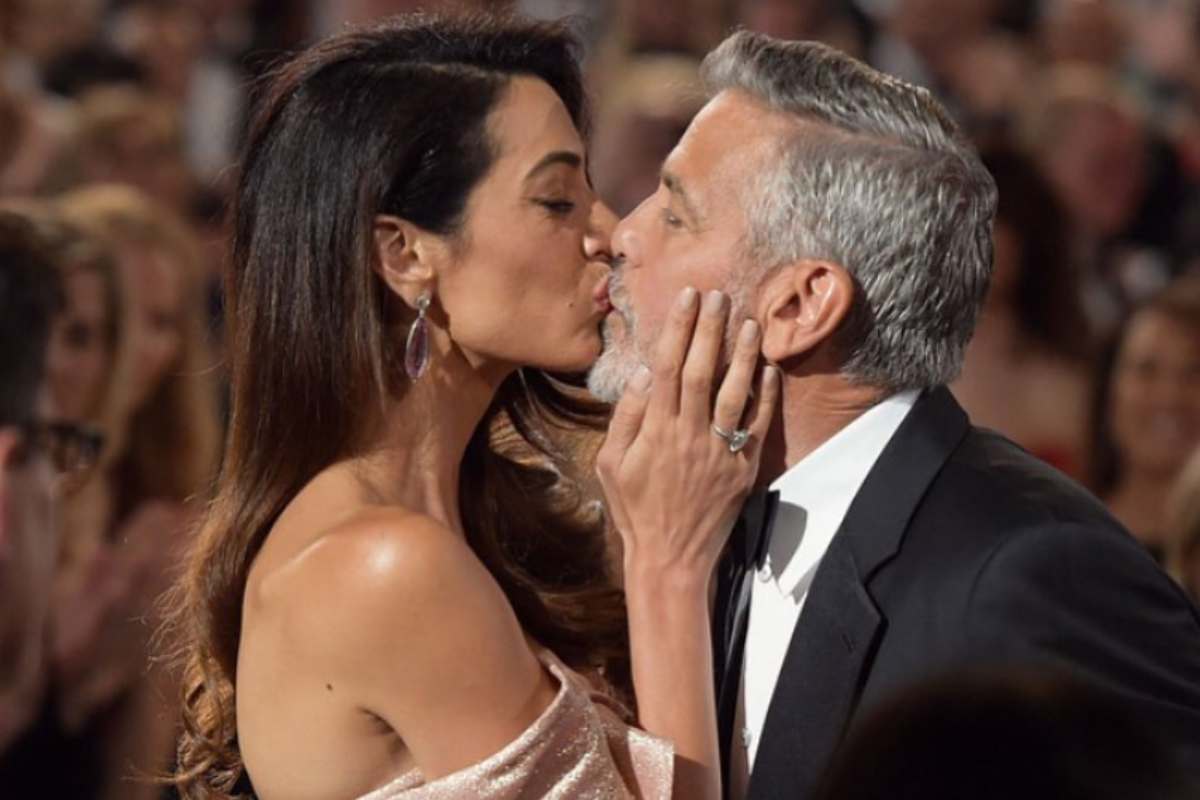 George Clooney e Amal intenti in effusioni romantiche 