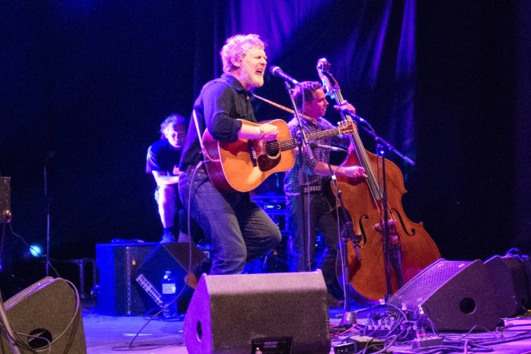 Glen Hansard durante un concerto