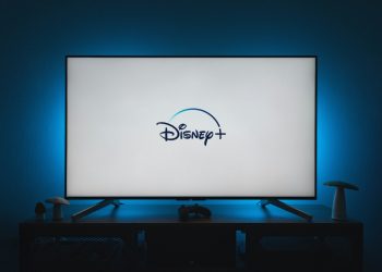Il logo di Disney+ sullo schermo di una tv