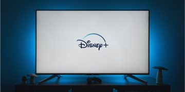 Il logo di Disney+ sullo schermo di una tv
