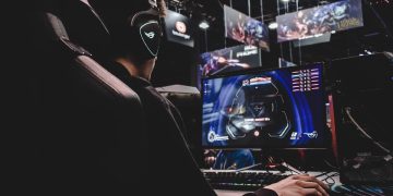 Ragazzo gioca al computer. Il software e i videogiochi trainano la cultura settore vale 18,6 miliardi di euro