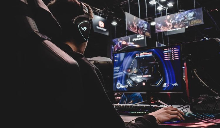 Ragazzo gioca al computer. Il software e i videogiochi trainano la cultura settore vale 18,6 miliardi di euro
