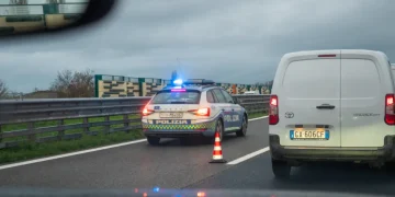 A11, motociclista 21enne muore nello scontro con un camper: autostrada chiusa