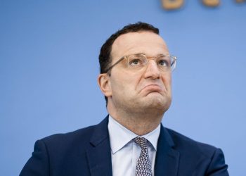 Germania, cresce la pressione su Jens Spahn: chieste le dimissioni per lo scandalo mascherine
