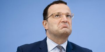 Germania, cresce la pressione su Jens Spahn: chieste le dimissioni per lo scandalo mascherine