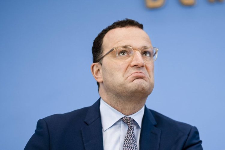 Germania, cresce la pressione su Jens Spahn: chieste le dimissioni per lo scandalo mascherine