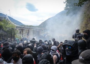 La protesta dei No Tav al cantiere di Chiomonte