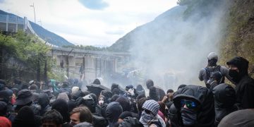 La protesta dei No Tav al cantiere di Chiomonte
