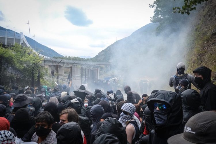 La protesta dei No Tav al cantiere di Chiomonte