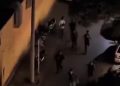 Manifestanti che scappano dalla polizia in Iran