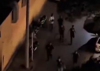 Manifestanti che scappano dalla polizia in Iran