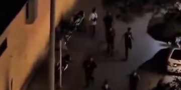 Manifestanti che scappano dalla polizia in Iran
