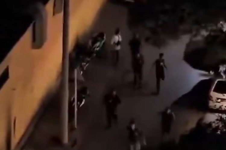 Manifestanti che scappano dalla polizia in Iran