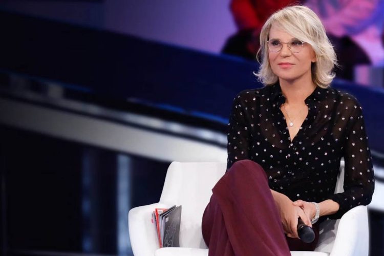 Maria De Filippi sorridente durante una registrazione di Amici
