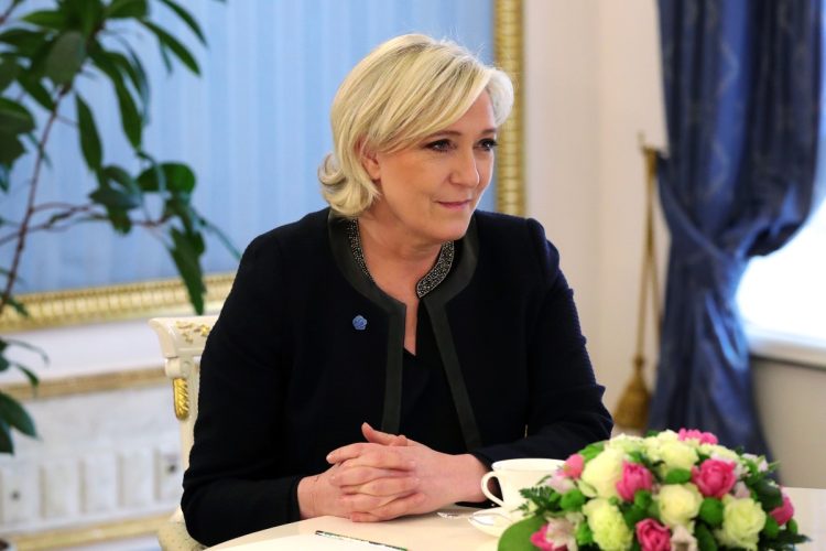 Marine Le Pen. Oggi la sentenza che decide sul futuro politico e le presidenziali 2027