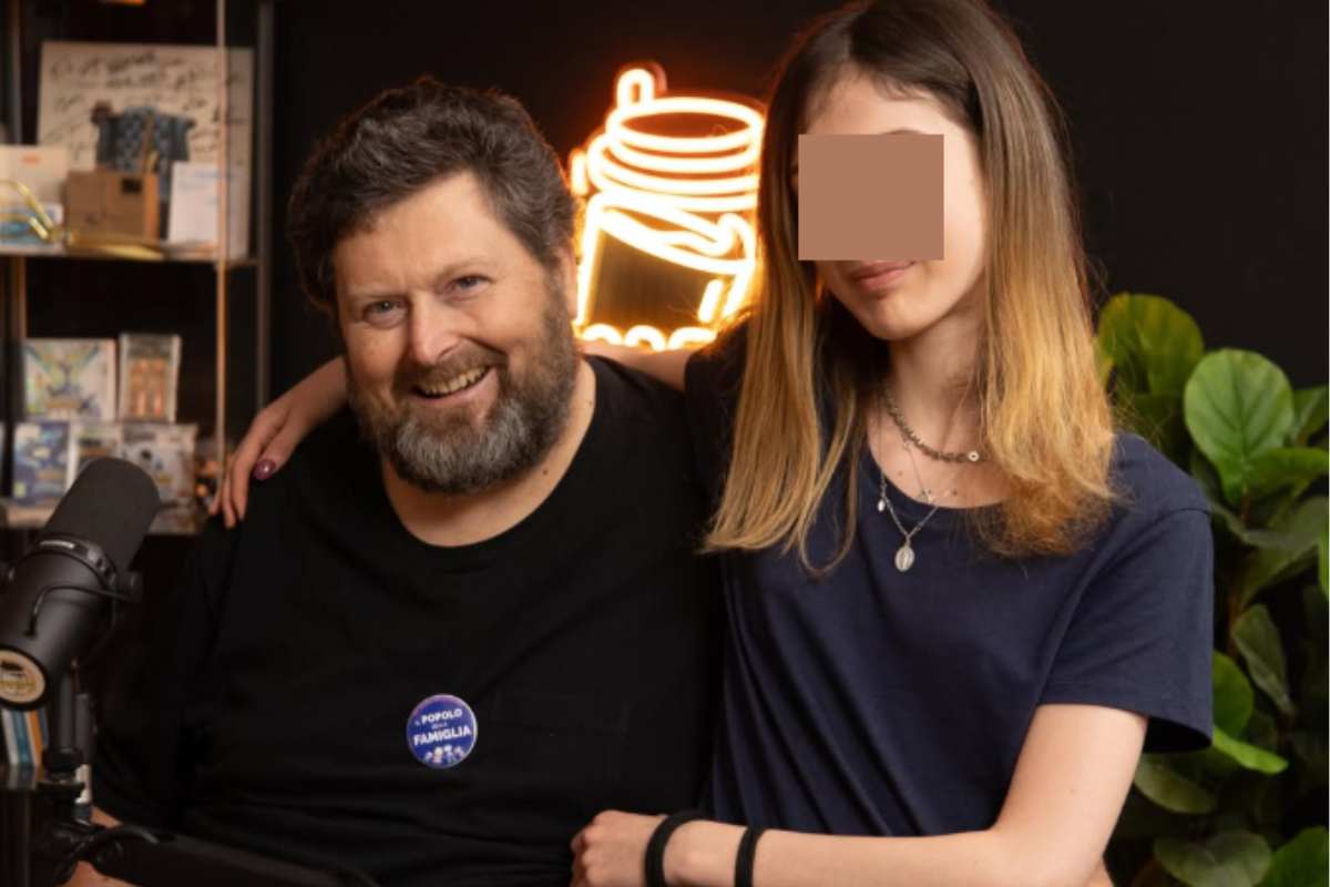 Mario Adinolfi in posa accanto alla figlia