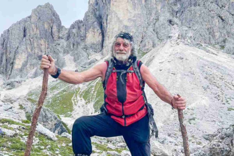 Mauro Corona durante una scalata