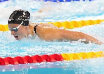 Summer McIntosh in vasca. McIntosh riscrive la storia del nuoto: battuto record mondiale in carica da 17 anni